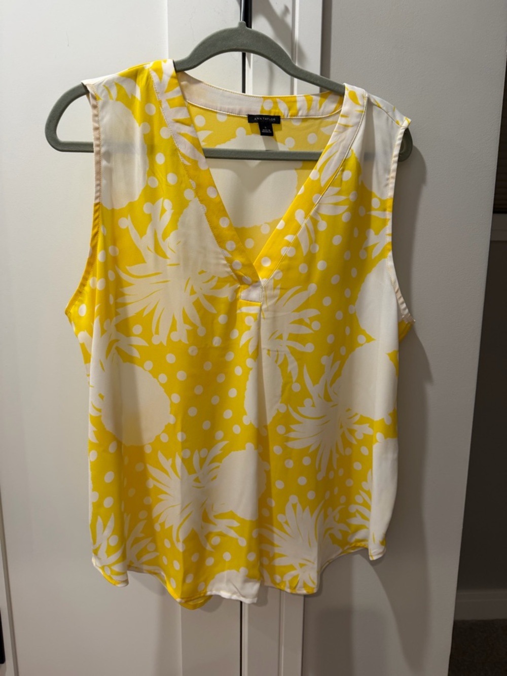 Ann Taylor Yellow and White Pineapple Sleeveless Top Size Large